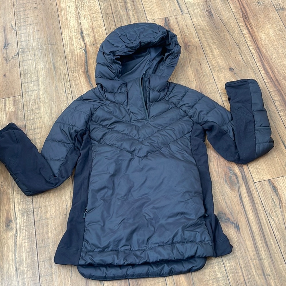 Girls IVIVVA down pullover jacket. Size 7. Black.